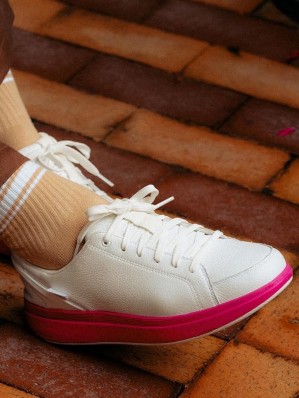 Kizik Sydney Sneakers 9 WIDE NIB White & Pink Peacock